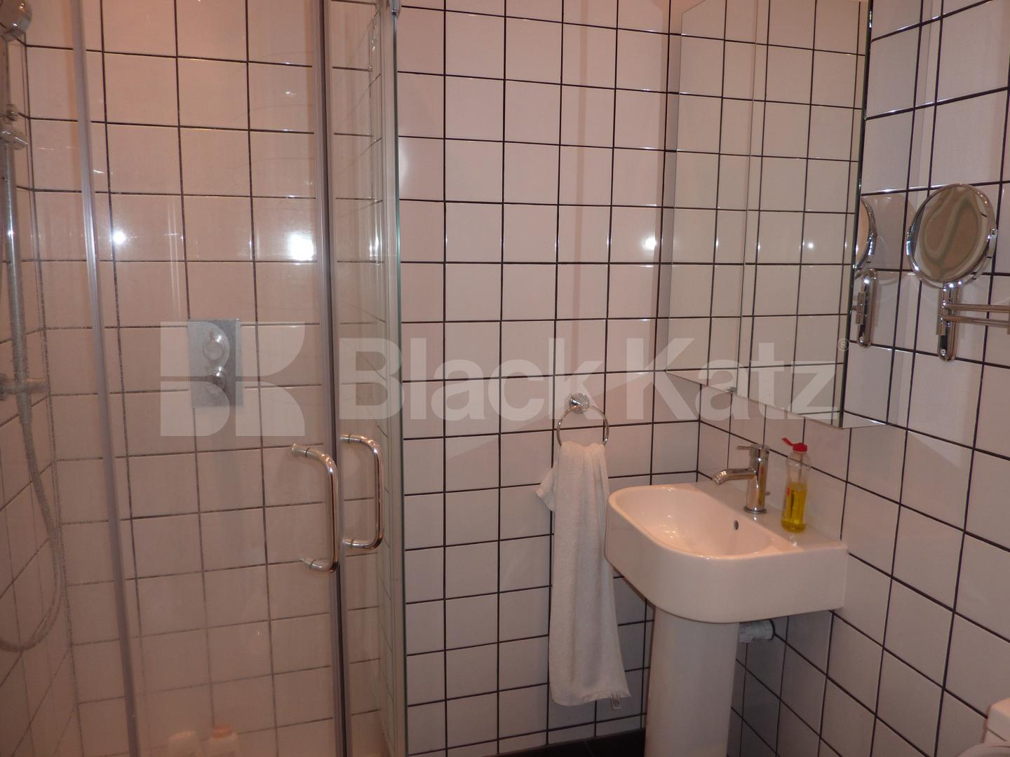 			CAMDEN SQUARE!!, 2 Bedroom, 1 bath, 1 reception Flat			 South Villas, CAMDEN SQUARE